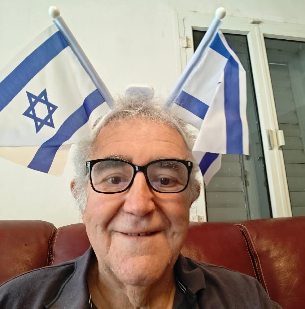 עדי עם דגלים