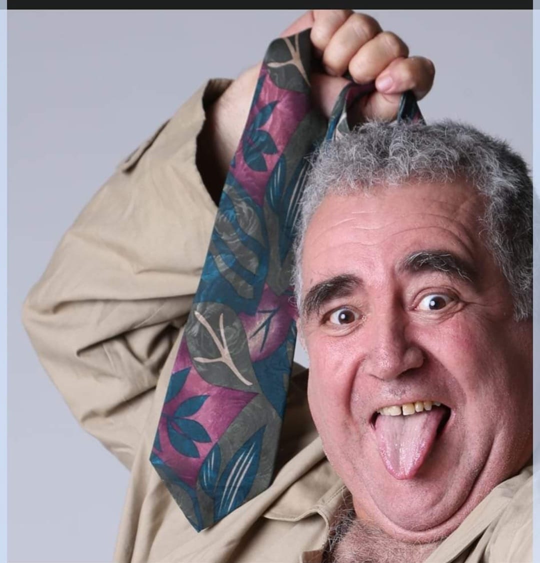 עדי עם עניבה על הראש